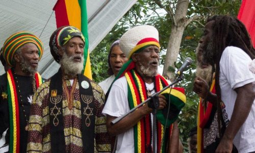 Quel est le nom du mouvement religieux identitaire duquel se rapproche le reggae ?