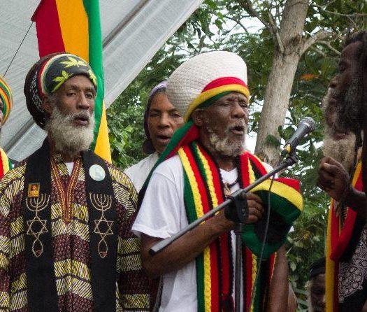 Quel est le nom du mouvement religieux identitaire duquel se rapproche le reggae ?
