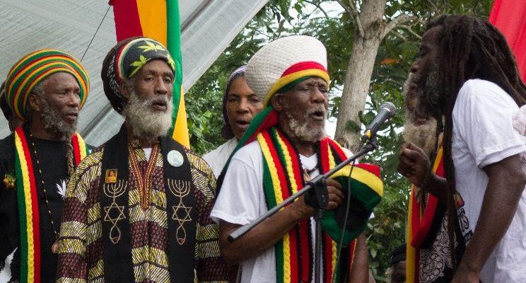 Quel est le nom du mouvement religieux identitaire duquel se rapproche le reggae ?