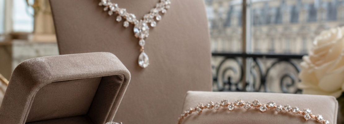 Bijouterie parisienne de luxe : l’élégance sur mesure entre bagues de fiançailles, alliances et créations d’exception