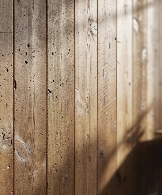 Du grain et du caractère : le charme intemporel des habillages muraux en bois